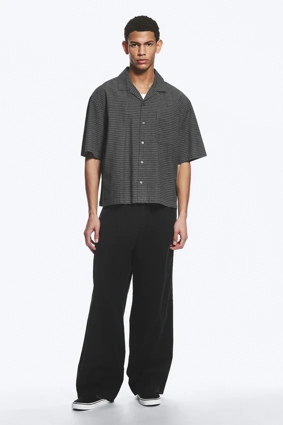 Lockeres Resort-Hemd mit kurzen Shorts – grau kariert Lockeres Resort-Hemd mit kurzen Shorts – grau kariert