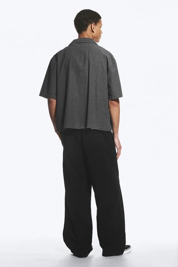 Lockeres Resort-Hemd mit kurzen Shorts – grau kariert Lockeres Resort-Hemd mit kurzen Shorts – grau kariert