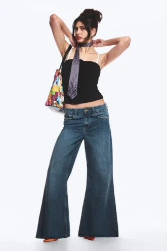 Loosy Lucie Low-Rise-Jeans mit normaler Passform und ausgestelltem Bein – Tide Blue – Mittelblau | Cheap Monday GB