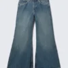 Loosy Lucie Low-Rise-Jeans mit normaler Passform und ausgestelltem Bein – Tide Blue – Mittelblau | Cheap Monday GB Loosy Lucie Low-Rise-Jeans mit normaler Passform und ausgestelltem Bein – Tide Blue – Mittelblau | Cheap Monday GB