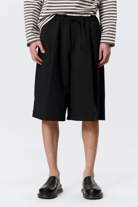 Lose Anzugshorts mit mittlerer Leibhöhe – Schwarz Lose Anzugshorts mit mittlerer Leibhöhe – Schwarz