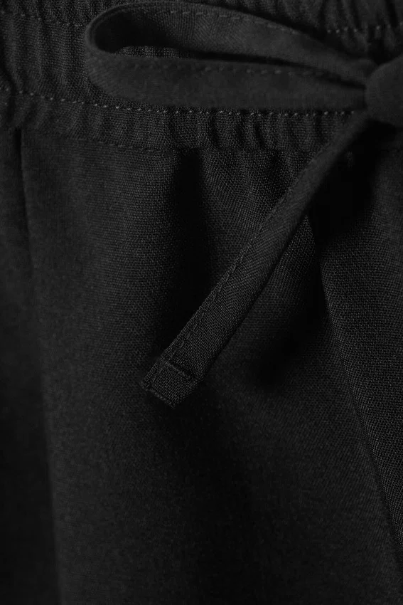 Lose Anzugshorts mit mittlerer Leibhöhe – Schwarz Lose Anzugshorts mit mittlerer Leibhöhe – Schwarz