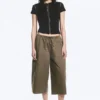 Lose, kurz geschnittene Hose mit niedriger Leibhöhe – Dark Mole Lose, kurz geschnittene Hose mit niedriger Leibhöhe – Dark Mole
