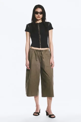 Lose, kurz geschnittene Hose mit niedriger Leibhöhe – Dark Mole Lose, kurz geschnittene Hose mit niedriger Leibhöhe – Dark Mole