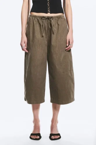 Lose, kurz geschnittene Hose mit niedriger Leibhöhe – Dark Mole Lose, kurz geschnittene Hose mit niedriger Leibhöhe – Dark Mole
