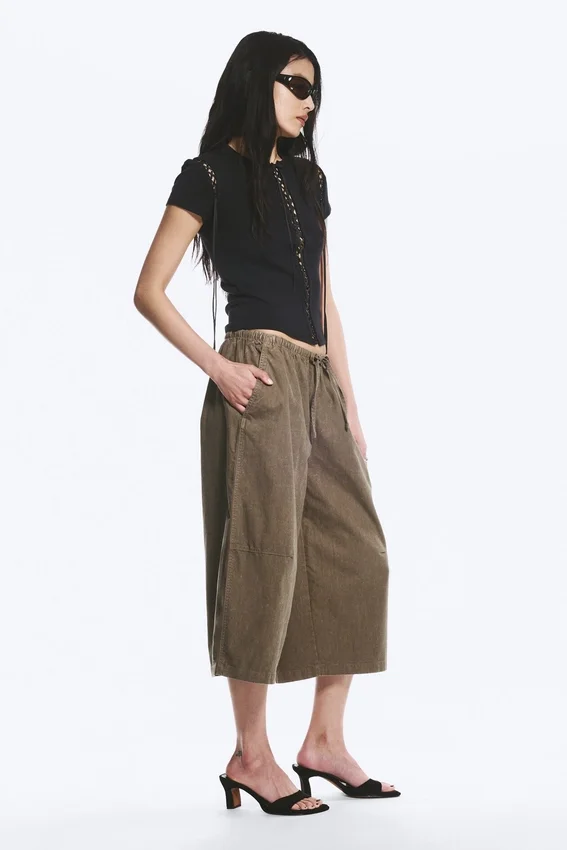 Lose, kurz geschnittene Hose mit niedriger Leibhöhe – Dark Mole Lose, kurz geschnittene Hose mit niedriger Leibhöhe – Dark Mole
