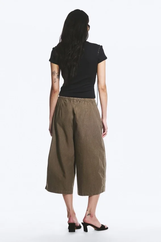 Lose, kurz geschnittene Hose mit niedriger Leibhöhe – Dark Mole Lose, kurz geschnittene Hose mit niedriger Leibhöhe – Dark Mole
