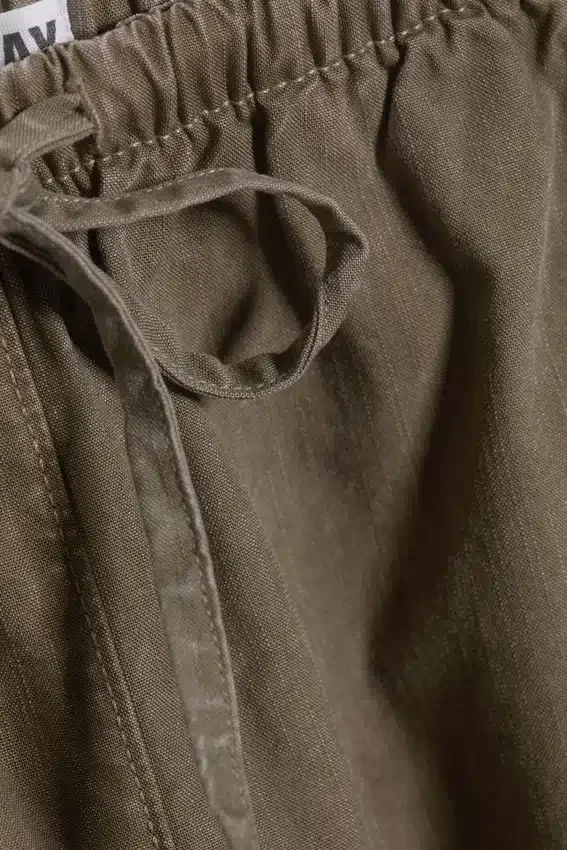 Lose, kurz geschnittene Hose mit niedriger Leibhöhe – Dark Mole Lose, kurz geschnittene Hose mit niedriger Leibhöhe – Dark Mole