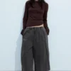 Lose, kurz geschnittene Hose mit niedriger Leibhöhe – Dunkelgrau Lose, kurz geschnittene Hose mit niedriger Leibhöhe – Dunkelgrau
