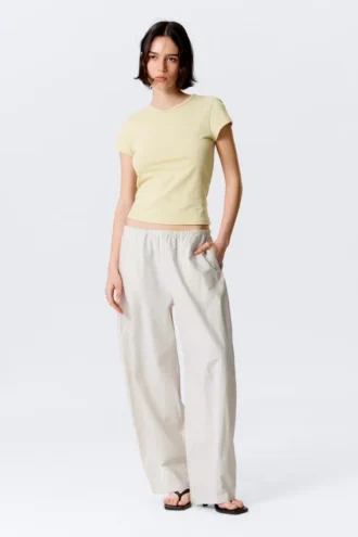 Lose Pull-On-Hose mit niedriger Leibhöhe – Hellbeige Lose Pull-On-Hose mit niedriger Leibhöhe – Hellbeige