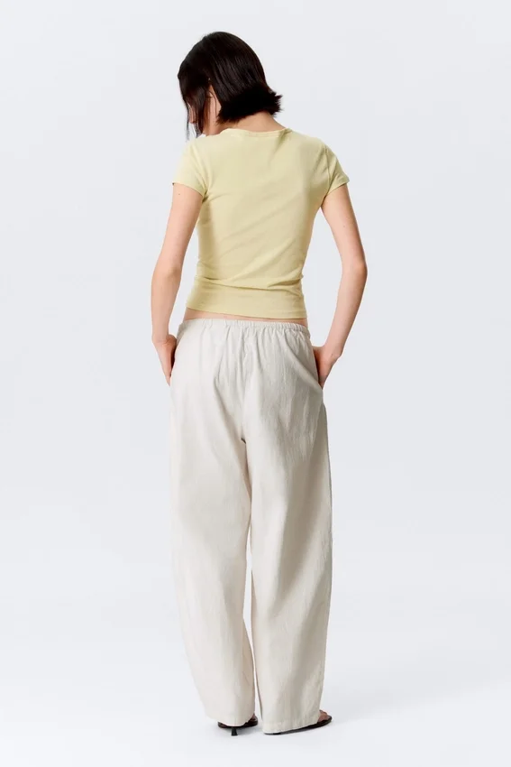 Lose Pull-On-Hose mit niedriger Leibhöhe – Hellbeige Lose Pull-On-Hose mit niedriger Leibhöhe – Hellbeige