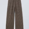 Lose sitzende Baumwoll-Hose – gestreift, braun Lose sitzende Baumwoll-Hose – gestreift, braun