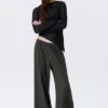 Lose sitzende Baumwoll-Hose mit niedriger Leibhöhe – Dunkelgrau Lose sitzende Baumwoll-Hose mit niedriger Leibhöhe – Dunkelgrau