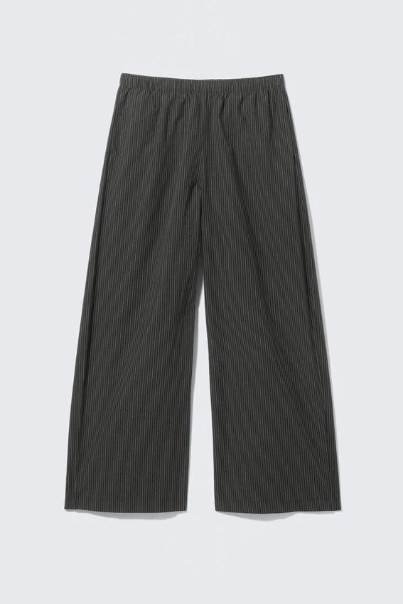 Lose sitzende Baumwoll-Hose – schwarz gestreift Lose sitzende Baumwoll-Hose – schwarz gestreift