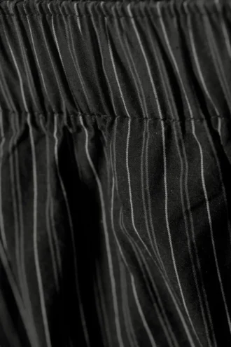 Lose sitzende Baumwoll-Hose – schwarz gestreift Lose sitzende Baumwoll-Hose – schwarz gestreift