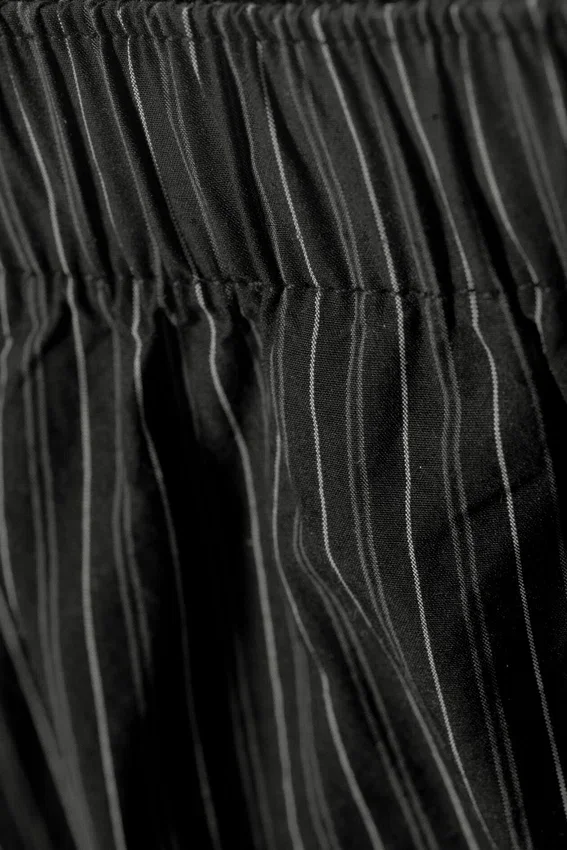 Lose sitzende Baumwoll-Hose – schwarz gestreift Lose sitzende Baumwoll-Hose – schwarz gestreift