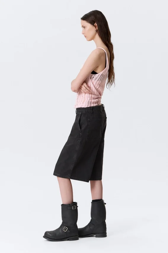 Lose sitzende Carpenter-Shorts mit niedriger Leibhöhe – Schwarz Lose sitzende Carpenter-Shorts mit niedriger Leibhöhe – Schwarz