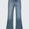 Low-Rise-Jeans mit schmaler Passform und ausgestelltem Bein – Radio Blue – Mittelblau Low-Rise-Jeans mit schmaler Passform und ausgestelltem Bein – Radio Blue – Mittelblau