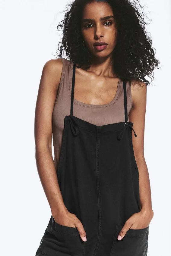 Lässige Latzhose mit geradem Bein – Schwarz Lässige Latzhose mit geradem Bein – Schwarz