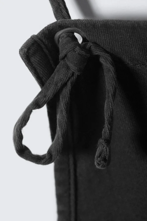 Lässige Latzhose mit geradem Bein – Schwarz Lässige Latzhose mit geradem Bein – Schwarz