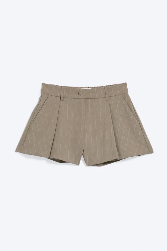 Lässige Mini-Anzugshorts mit Falten – beige mit Nadelstreifen Lässige Mini-Anzugshorts mit Falten – beige mit Nadelstreifen