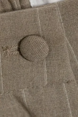 Lässige Mini-Anzugshorts mit Falten – beige mit Nadelstreifen