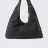 Lässige Schultertasche aus Kunstleder – mit Nieten, schwarz Lässige Schultertasche aus Kunstleder – mit Nieten, schwarz