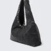 Lässige Schultertasche aus Kunstleder – mit Nieten, schwarz Lässige Schultertasche aus Kunstleder – mit Nieten, schwarz