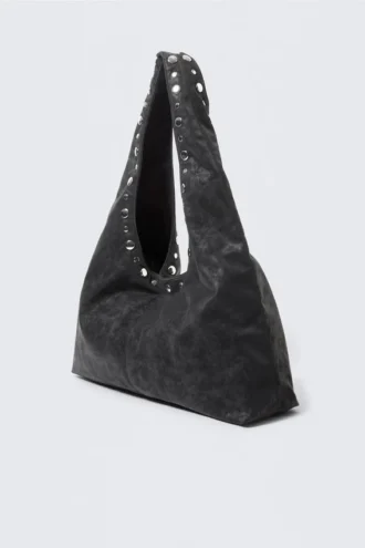Lässige Schultertasche aus Kunstleder – mit Nieten, schwarz
