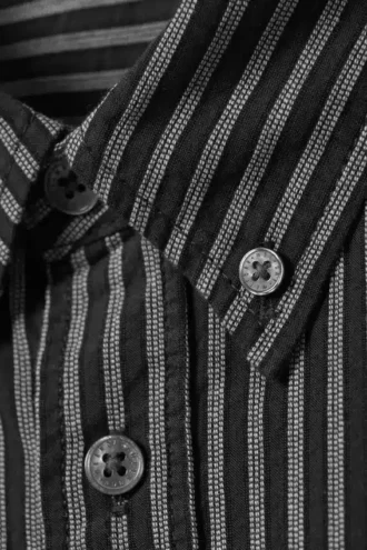 Lässiges gestreiftes Button-Down-Hemd – Dunkelgrau gestreift