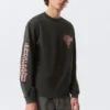 Lässiges, mit Print versehenes Langarmshirt – gewaschenes Grau – roter Aufdruck