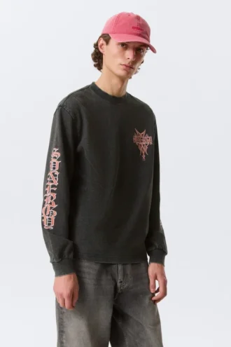 Lässiges, mit Print versehenes Langarmshirt – gewaschenes Grau – roter Aufdruck