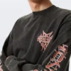 Lässiges, mit Print versehenes Langarmshirt – gewaschenes Grau – roter Aufdruck