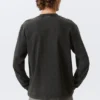Lässiges, mit Print versehenes Langarmshirt – gewaschenes Grau – roter Aufdruck