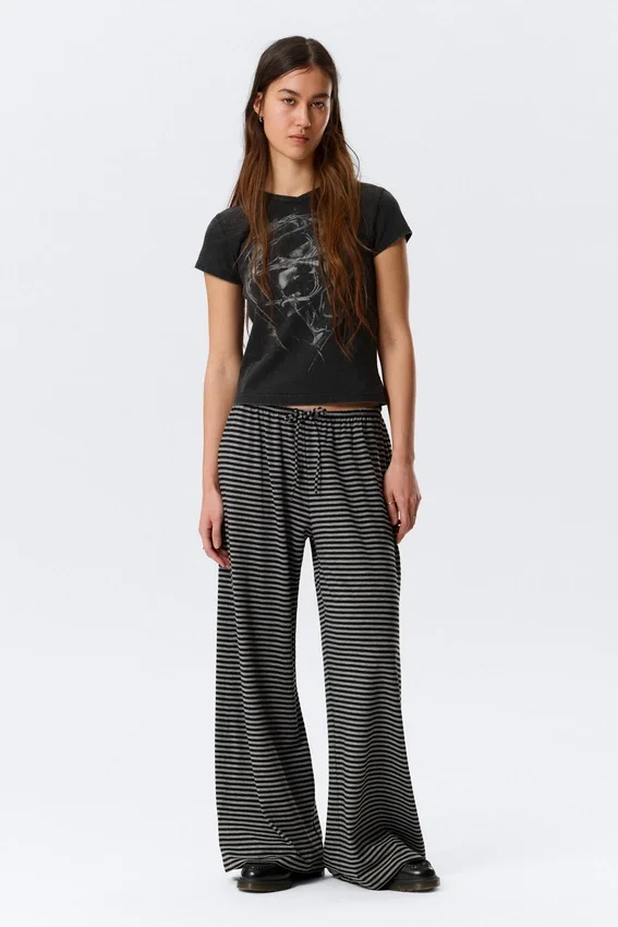Lyocell-Hose mit mittlerer Leibhöhe, lockerer Passform und weitem Bein – schwarz-grau gestreift Lyocell-Hose mit mittlerer Leibhöhe, lockerer Passform und weitem Bein – schwarz-grau gestreift