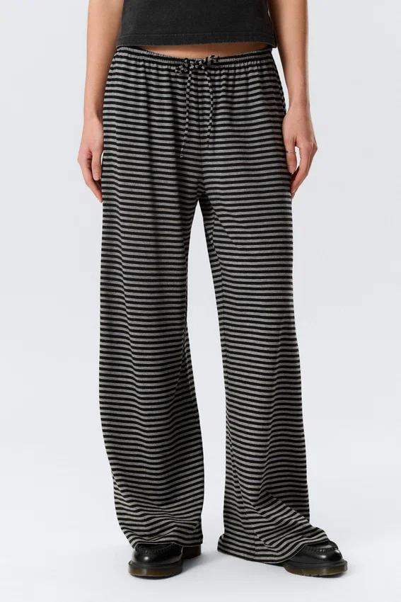 Lyocell-Hose mit mittlerer Leibhöhe, lockerer Passform und weitem Bein – schwarz-grau gestreift Lyocell-Hose mit mittlerer Leibhöhe, lockerer Passform und weitem Bein – schwarz-grau gestreift