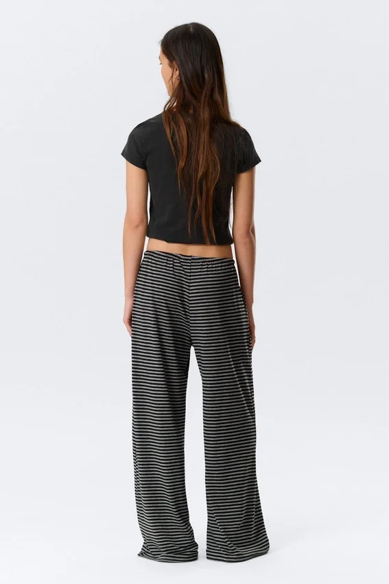 Lyocell-Hose mit mittlerer Leibhöhe, lockerer Passform und weitem Bein – schwarz-grau gestreift Lyocell-Hose mit mittlerer Leibhöhe, lockerer Passform und weitem Bein – schwarz-grau gestreift