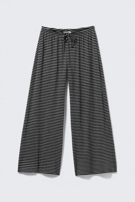 Lyocell-Hose mit mittlerer Leibhöhe, lockerer Passform und weitem Bein – schwarz-grau gestreift Lyocell-Hose mit mittlerer Leibhöhe, lockerer Passform und weitem Bein – schwarz-grau gestreift