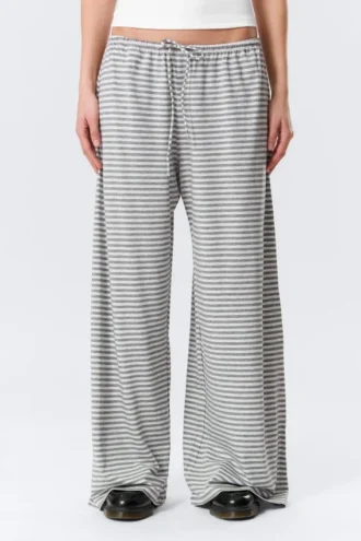 Lyocell-Hose mit mittlerer Leibhöhe, lockerer Passform und weitem Bein – Weiß – Graue Streifen Lyocell-Hose mit mittlerer Leibhöhe, lockerer Passform und weitem Bein – Weiß – Graue Streifen