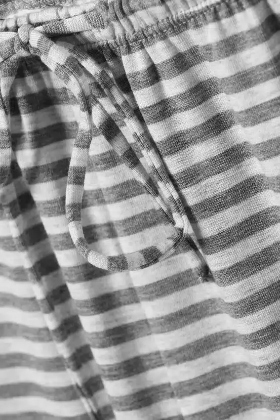 Lyocell-Hose mit mittlerer Leibhöhe, lockerer Passform und weitem Bein – Weiß – Graue Streifen Lyocell-Hose mit mittlerer Leibhöhe, lockerer Passform und weitem Bein – Weiß – Graue Streifen