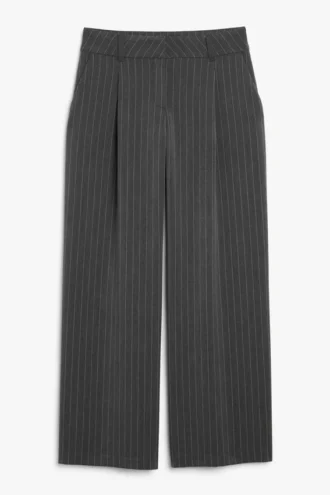 Maßgeschneiderte Hose mit niedriger Taille und weitem Bein – Grau, Nadelstreifen Maßgeschneiderte Hose mit niedriger Taille und weitem Bein – Grau, Nadelstreifen