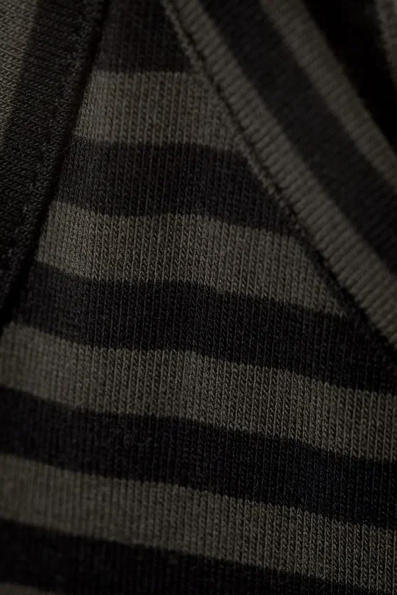 Maxikleid mit glattem Träger – dunkle Maulwurfspunkte & schwarze Streifen Maxikleid mit glattem Träger – dunkle Maulwurfspunkte & schwarze Streifen