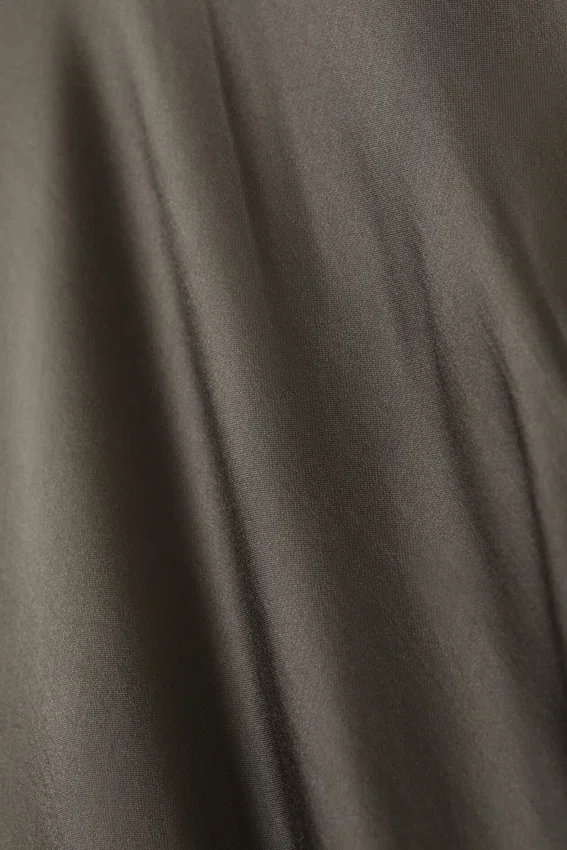 Maxirock aus schräg geschnittenem Satin mit niedriger Leibhöhe – Dark Mole Maxirock aus schräg geschnittenem Satin mit niedriger Leibhöhe – Dark Mole