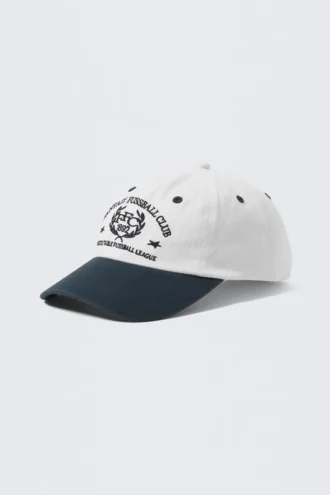 Merch-Baseballkappe – Dunkelblau & Weiß