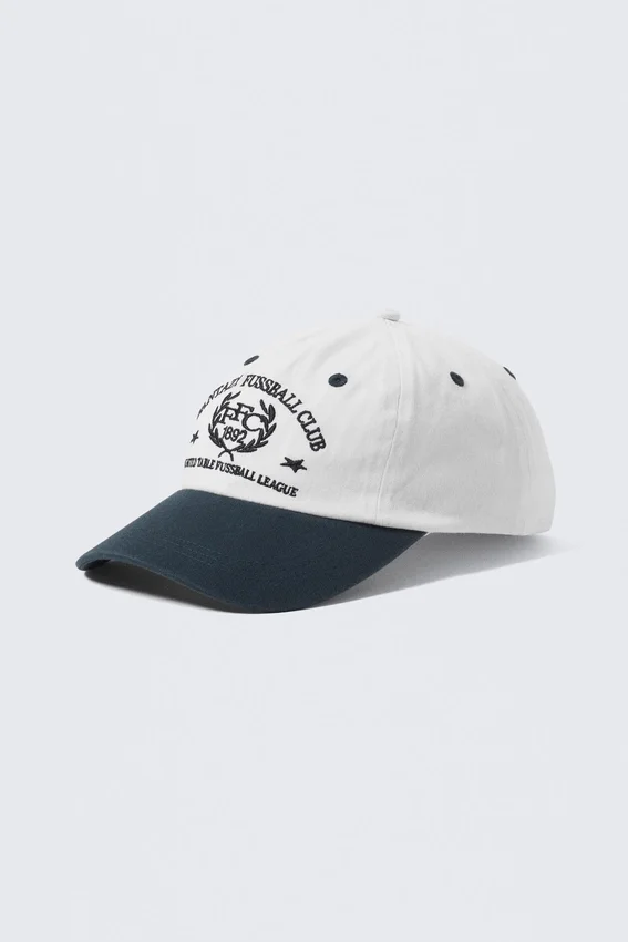 Merch-Baseballkappe – Dunkelblau & Weiß Merch-Baseballkappe – Dunkelblau & Weiß