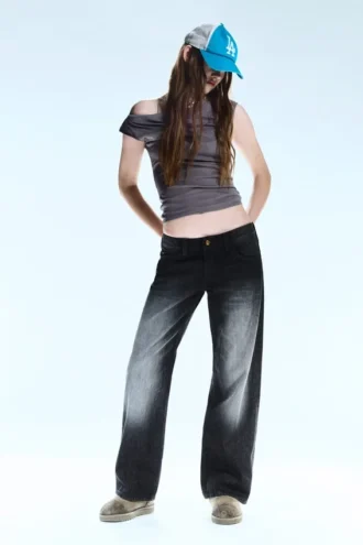 Messy Low Rise Regular Straight Jeans – Undone Black – Schwarz | Cheap Monday Gb