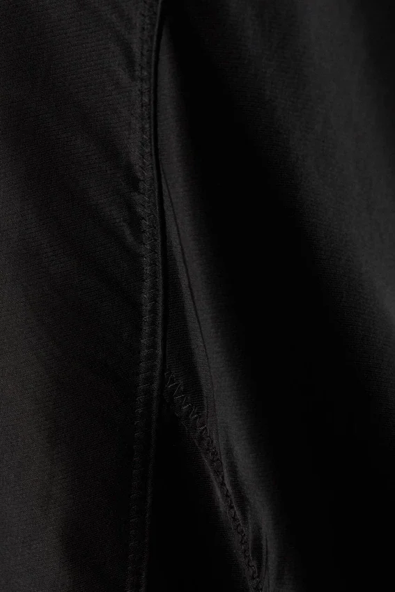Midirock aus Satin mit niedriger Leibhöhe – Schwarz Midirock aus Satin mit niedriger Leibhöhe – Schwarz