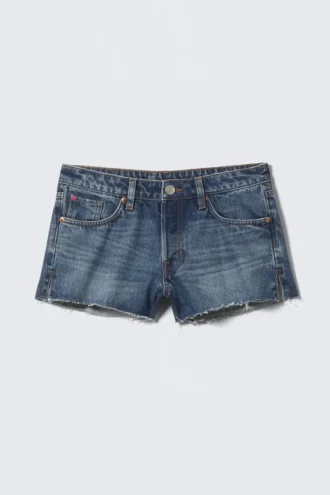 Mini-Jeans-Shorts mit niedriger Leibhöhe und unversäubertem Saum – Mountain Blue – Dunkelblau
