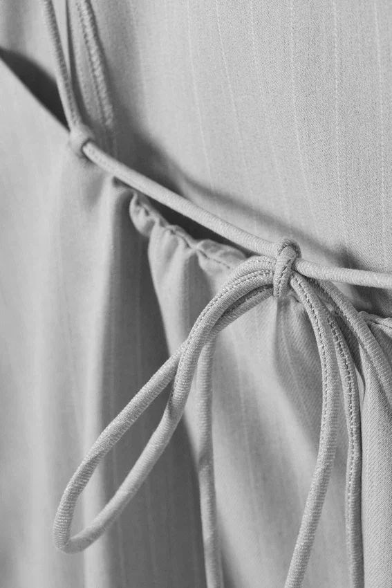 Mini-Kleid aus Twill mit Bindeband – Hellgrau – Nadelstreifen Mini-Kleid aus Twill mit Bindeband – Hellgrau – Nadelstreifen