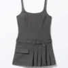 Mini-Kleid mit Gürtel und Faltenrock – Dunkelgrau